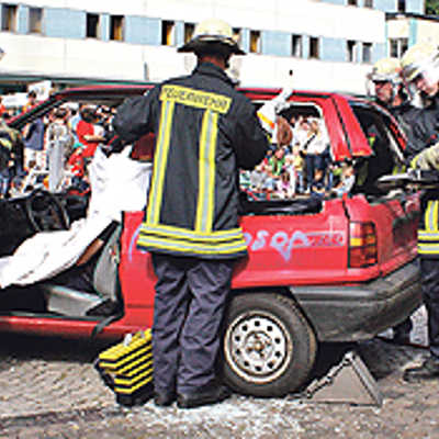 Um einen eingeklemmten Mann aus einem Auto zu bergen, trennten die Feuerwehrmänner mit einer Rettungsschere das Fahrzeugdach ab.