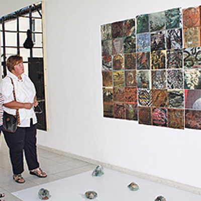 Zwei Besucherinnen aus Luxemburg erkunden die Installation „Fragilità“von Francesca Cataldi. Die Künstlerin verfremdete in dem Wandbild Bilder vom Tsunami 2011 in Japan, Vulkanausbrüchen sowie einer Atomkatastrophe.