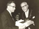 Der Oberbürgermeister von Herzogenbusch, Dr. Robert Lambooy (rechts) überreicht seinem Trierer Kollegen Josef Harnisch bei der offiziellen Begründung der Städtepartnerschaft am 7. Juni 1968 ein Geschenk.