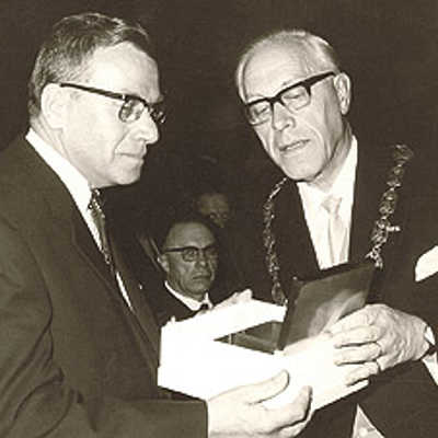 Der Oberbürgermeister von Herzogenbusch, Dr. Robert Lambooy (rechts) überreicht seinem Trierer Kollegen Josef Harnisch bei der offiziellen Begründung der Städtepartnerschaft am 7. Juni 1968 ein Geschenk.