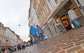 Geschäfte und Passanten in der Simeonstraße Geschäfte und Passanten in der Simeonstraße