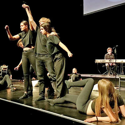 Bei der Eröffnung des Festivals im Theater führte jede Gruppe eine kurze Kostprobe ihres Stückes auf.