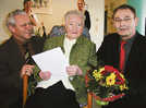 Ortsvorsteher Michael Jacoby (l.) und Dezernent Peter Dietze gratulierten im Namen der Stadt der Jubilarin Eva Maes.