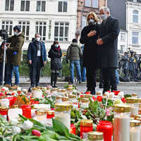Ministerpräsidentin Malu Dreyer trauert gemeinsam mit ihrem Ehemann, Alt-OB Klaus Jensen, vor den zahlreichen Kerzen und Blumen, die vor der Porta Nigra niedergelegt wurden.