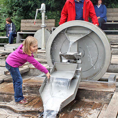 Der Wasserspielplatz am Petrisberg kann als Abenteuerraum beschrieben werden. Die Kreativität der Kinder soll durch den gestalt- und veränderbaren Raum gefördert werden. 