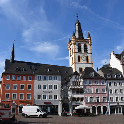 Der Hauptmarkt mit dem Petrusbrunnen links und St. Gangolf
