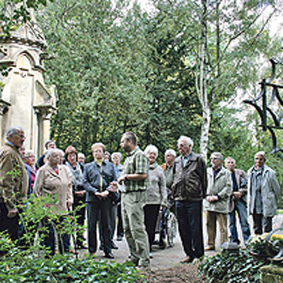 Bei einer Führung über den Hauptfriedhof unter Leitung von Heinz Tholl (Grünflächenamt, Mitte) schauten sich rund 40 Interessierte unter anderem das Grab eines 1870 in Trier gestorbenen Soldaten an.