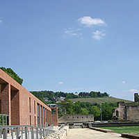 Die Ruine der "Kaiserthermen" mit dem 2007 fertig gestellten Eingangsgebäude (links).