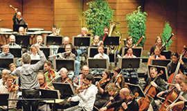 Das Philharmonische Orchester der Stadt Trier bereitet mit Generalmusikdirektor Victor Puhl ein Sinfoniekonzert im Großen Haus vor. Archivfoto: Theater/Marco Piecuch