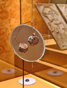 Der Amulettanhänger der Kaiserin Maria aus Achat, Gold und Edelsteinen ist auf den Zeitraum 398 bis 407 datiert. Er wurde 1544 in einem marmornen Sarkophag im Vatikan gefunden. Foto: Rheinisches Landesmuseum