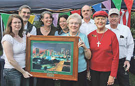 Mit einem Gemälde der Skyline der Partnerstadt überrascht Hilde Horchler (4. v. r.) die Vorstandsmitglieder bei der Jubiläumsfeier der Fort-Worth-Gesellschaft. Foto: FWG