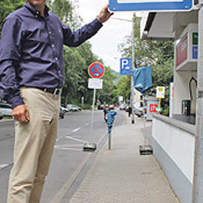 Bürgermeister Georg Bernarding präsentiert den neuen „Kiss & Ride“-Platz in der Kaiserstraße.