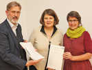 Ludwig Kuhn (l.) und Sabine Mock (r.) überreichen Bürgermeisterin Angelika Birk die Unterschriftenlisten der Petition für eine faire und nachhaltige Stadt Trier.