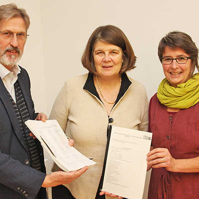 Ludwig Kuhn (l.) und Sabine Mock (r.) überreichen Bürgermeisterin Angelika Birk die Unterschriftenlisten der Petition für eine faire und nachhaltige Stadt Trier.