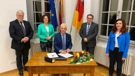 Oberbürgermeister Wolfram Leibe (Mitte) hat die Bestätigung für die Gründung der Stiftung für die Amokopfer vom Präsidenten der Aufsichts- und Dienstleistungsdirektion (ADD), Thomas Linnertz (zweiter von rechts), entgegengenommen. Der Vorstand der Stiftung besteht aus der Vorsitzenden Dagmar Barzen, ehemalige Präsidentin der ADD (zweite von links), Geschäftsführerin Nina Womelsdorf aus der Stadtverwaltung (rechts) und Caritas-Direktor Bernd Kettern (links). Oberbürgermeister Wolfram Leibe (Mitte) hat die Bestätigung für die Gründung der Stiftung für die Amokopfer vom Präsidenten der Aufsichts- und Dienstleistungsdirektion (ADD), Thomas Linnertz (zweiter von rechts), entgegengenommen. Der Vorstand der Stiftung besteht aus der Vorsitzenden Dagmar Barzen, ehemalige Präsidentin der ADD (zweite von links), Geschäftsführerin Nina Womelsdorf aus der Stadtverwaltung (rechts) und Caritas-Direktor Bernd Kettern (links).