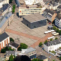 Das rechtwinklige Straßennetz der antiken Stadt - wie es auf dem Viehmarktplatz durch rote Pflasterung nachempfunden ist - verlief exakt in Nord-Süd- und Ost-West-Richtung. Foto: Stadtplanungsamt