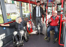 Der Behindertenbeauftragte Gerd Dahm und Heike Unterrainer von der Geschäftsstelle testen die Barrierefreiheit im Stadtbus. Archivbild: Behindertenbeirat