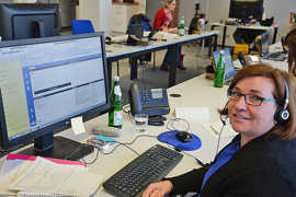 Claudia Tobschall an ihrem Arbeitsplatz im Servicecenter derStadt Trier und des Landkreises Trier-Saarburg
