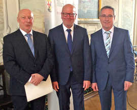 Lothar Schömann mit seinem Nachfolger Rudolf Berg und Innenstaatssekretär Günter Kern