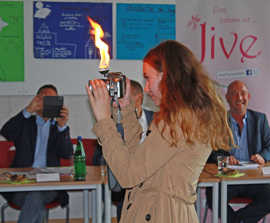 Antonia Medwed agiert beim Probelauf für die Illuminale mit brennendem Blitzlicht.