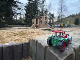 Neuer Sandkasten und neue Klettertürme: Der Spielplatz am Wildgehege im Weißhauswald wurde saniert und ist jetzt wieder nutzbar. 