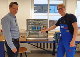 SWT-Azubi Michael Kotz präsentiert Projektleiter Nicolas Wiedemeyer den Fortschritt beim Aufbau einer Fernsteuerung.