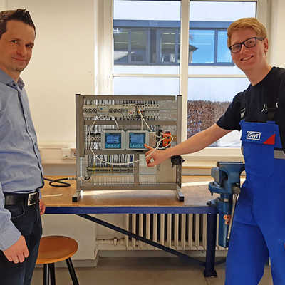 SWT-Azubi Michael Kotz präsentiert Projektleiter Nicolas Wiedemeyer den Fortschritt beim Aufbau einer Fernsteuerung. Foto: SWT