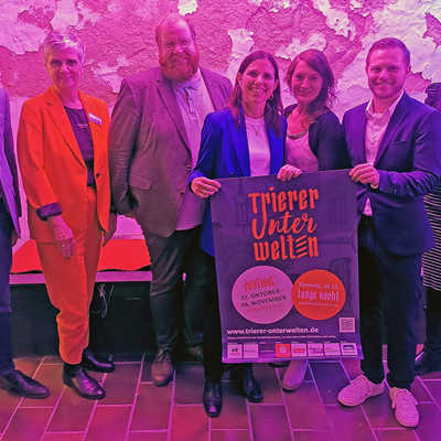 Sie freuen sich auf die Unterwelten Triers (v. l.): Carlo Schuff (Vorstandsstab Sparkasse Trier), Dorothé Richardt (TTM), Kulturdezernent Markus Nöhl, Elvira Classen (Leiterin des Amts für Stadtkultur und Denkmalschutz), Unterwelten-Projektleiterin Alex Meusel (TTM), der neue TTM-Geschäftsführer Yannick Jaeckert und Anna Adrian (Volksbank Trier Eifel). Foto: TTM