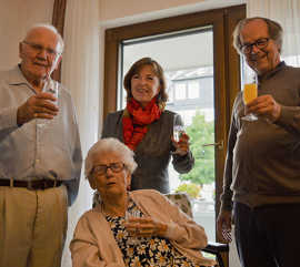 Anneliese Imkamp stößt mit ihren Gästen auf den 100. Geburtstag an.