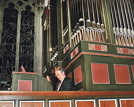 Domorganist Josef Still (r.) gibt nach der offiziellen Einweihung das erste Konzert auf der restaurierten Aula-Orgel. Mit dabei ist sein Sohn Johannes.