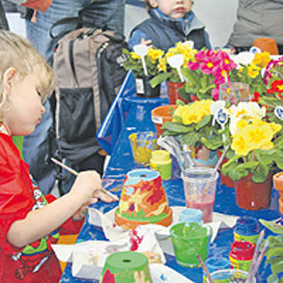 Ein Höhepunkt des Stadtwerke-Beitrags beim Ostermarkt war im vergangenen Jahr die Malaktion für Kinder: Sie gestalteten einen Blumentopf und nahmen ihn einschließlich Primeln nach Hause. Foto: City-Initiative
