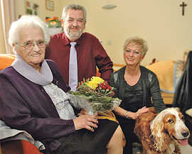 Geburtstagskind Angela Fries mit Tochter Gertrud, Sohn Kurt und Haushund Paul.
