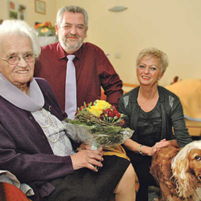 Geburtstagskind Angela Fries mit Tochter Gertrud, Sohn Kurt und Haushund Paul.