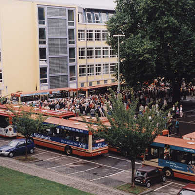 Rund 1800 Triererinnen und Trierer sahen sich 1999 die ehemaligen militärischen Sperrgebiete an. Für diese größte „Rollende Bürgerversammlung“ stellten die Stadtwerke 33 Busse zur Verfügung. 