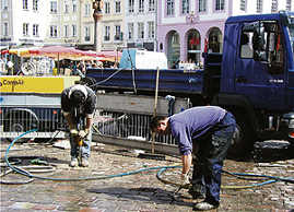Sanierung von Pflasterfugen in der Fußgängerzone.