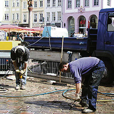 Sanierung von Pflasterfugen in der Fußgängerzone.