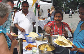 Essen und Begegnung: Die vegetarischen Köstlichkeiten des Deutsch Indischen Vereins lagen bei den Besuchern besonders hoch im Kurs. Foto: Lechner