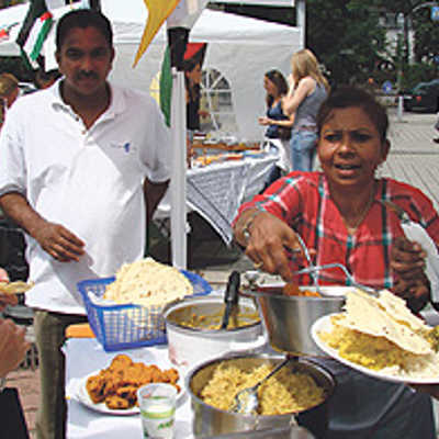 Essen und Begegnung: Die vegetarischen Köstlichkeiten des Deutsch Indischen Vereins lagen bei den Besuchern besonders hoch im Kurs. Foto: Lechner