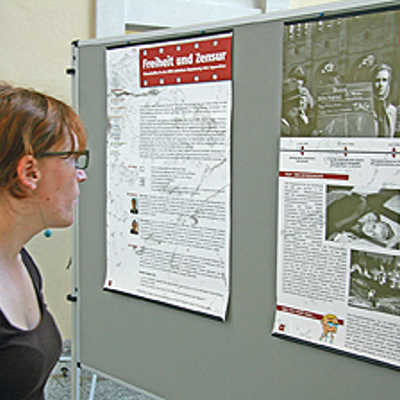Eine Besucherin informiert sich in der Ausstellung im VHS-Atrium über zeitgeschichtliche Hintergründe des DDR-Films im Spannungsfeld zwischen Freiheit und Zensur.