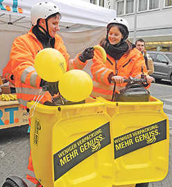 A.R.T.-Azubis fahren auf umgebauten Segways durch die Innenstadt und werben für Abfallvermeidung. Foto: A.R.T.