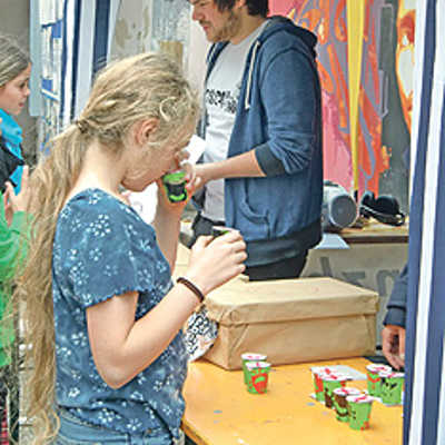Das Jugendzentrum Exhaus präsentiert auf dem Kornmarkt seinen Stand zum Grundrecht auf Gesundheit. Dabei lernen die jungen Besucher unter anderem, das Leben mit allen Sinnen zu genießen. Foto: triki-Büro