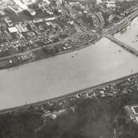 Luftaufnahme des Palliener (unten() und Zurlaubener Ufers mit der Kaiser-Wilhelm-Brücke beim Hochwasser im April 1983.