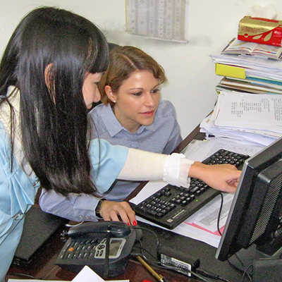 Die Kommunikation mit ihren Kolleginnen und Kollegen im Büro ist für Elisa Limbacher (rechts) kein Problem – sie spricht Chinesisch. Foto: privat
