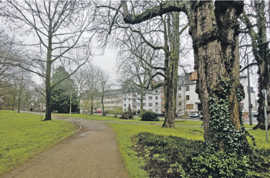 Ein Weg mit Schotteroberfläche in einem Stadtpark