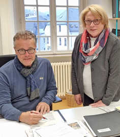 Sozialamtsleiter Hans-Werner Meyer und Karin Resch, Leiterin der Wohngeldstelle, an einem Schreibtishc im Sozialamt