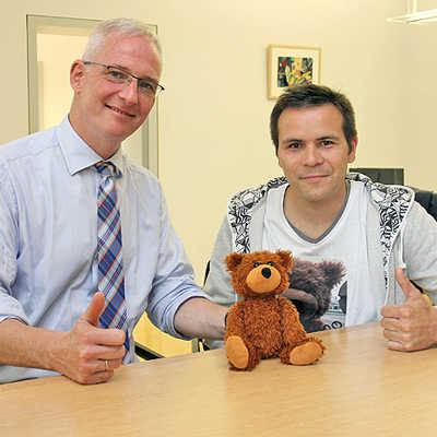 OB Wolfram Leibe und Rene Reissig mit Bär Bruno, der um die Welt reist, um auf Krebs bei Kindern aufmerksam zu machen.
