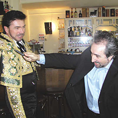 Rasend vor Eifersucht geht Don José (Gor Arsenian, r.) mit einem Messer auf seinen Rivalen, den Stierkämpfer Escamilio (László Lukács) los.