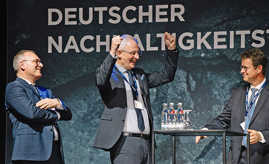 OB Wolfram Leibe (Mitte) freut sich mit SWT-Technikvorstand Arndt Müller (l.) über den Preis.