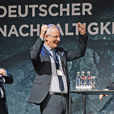 OB Wolfram Leibe (Mitte) freut sich mit SWT-Technikvorstand Arndt Müller (l.) über den Preis. Foto: Dariusz Misztal