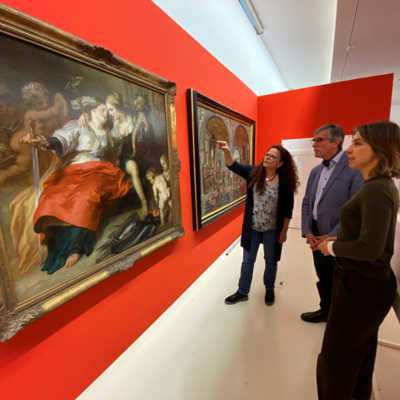 Kuratorin Helewise Berger, Theo Gimmler von der Trierer Herzogenbusch-Partnerschaftsgesellschaft und Dr. Bärbel Schulte vom Stadtmuseum Simeonstift betrachten das Gemälde von Theodoor van Thulden.